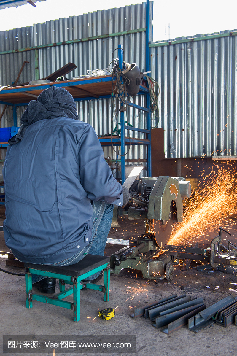 工人在車間切割鋼材