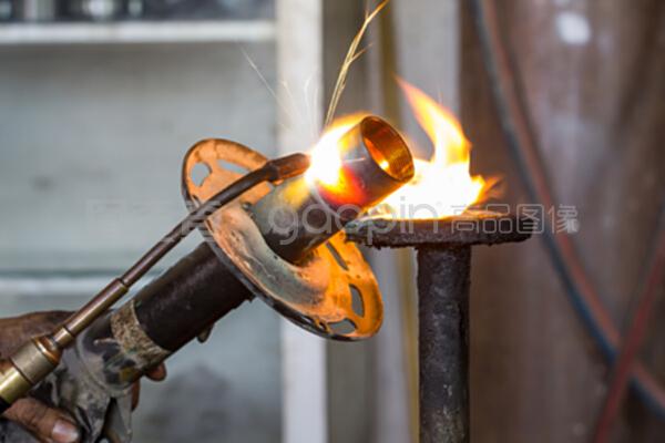 焊工正在修理避震器