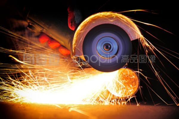 工人用研磨機切割金屬