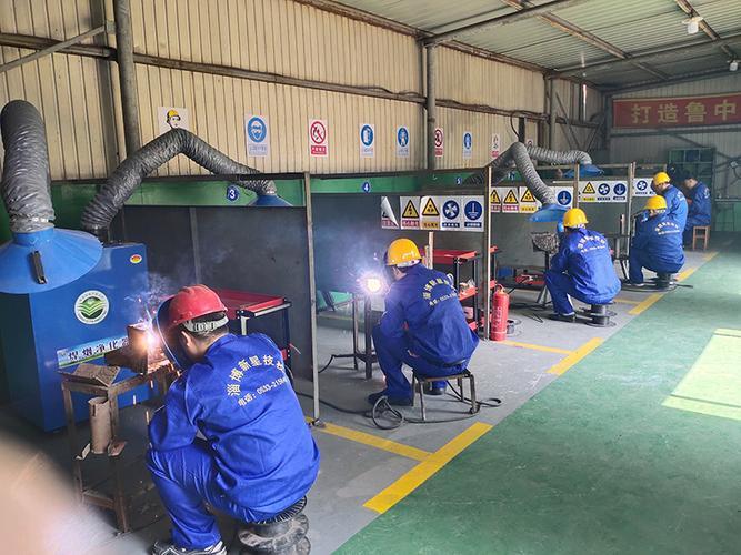 焊工是專門操作焊接和氣割設備,負責金屬工件的焊接或切割成型的滓檔