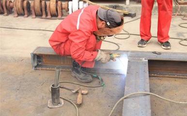 勝利石油工程自制井架平移裝置正式投產